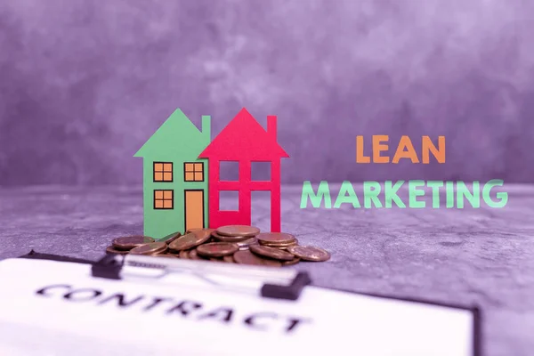 Σύμβολο κειμένου που δείχνει Lean Marketing. Επιχειρηματική έννοια υπεύθυνος για τη δοκιμή της στρατηγικής λιανικής πώλησης και τόπου που λειτουργεί επιδέξια Παρουσιάζοντας Brand New House, Αρχική Πώληση Deal, Δίνοντας ιδιοκτησία γης — Φωτογραφία Αρχείου