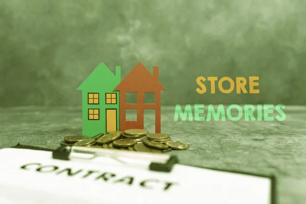 显示商店记忆的文字标志。商业展示了一个输入和存储先前获得的数据的过程：赠送新房、出售房屋、给予土地所有权 — 图库照片