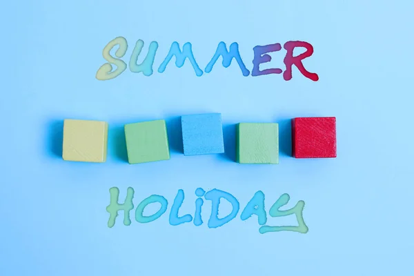 夏休みを表示します。多色で研磨表面にサンプルキューブ長方形の箱のリラックスと楽しいスタックのための夏に特別な期間の言葉 — ストック写真