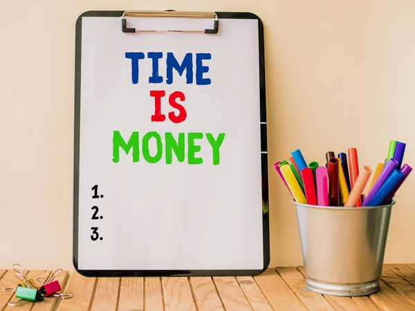 Τίτλος κειμένου που παρουσιάζει το Time Is Money. Έννοια σημαίνει να κάνουμε τα πράγματα τόσο γρήγορα όσο posibble και να μην χάνουμε χρόνο Εμπνευσμένη έννοια της επιχειρηματικής τεχνολογίας με αντίγραφο χώρο — Φωτογραφία Αρχείου