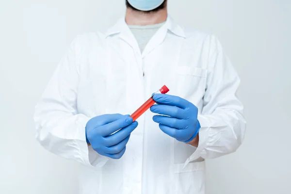 Químico Apresentando Amostra de Sangue, Cientista Analisando Amostra de Pesquisa, Ideias de Experimento Laboratorial, Dando Lições, Explicando Problemas Científicos — Fotografia de Stock