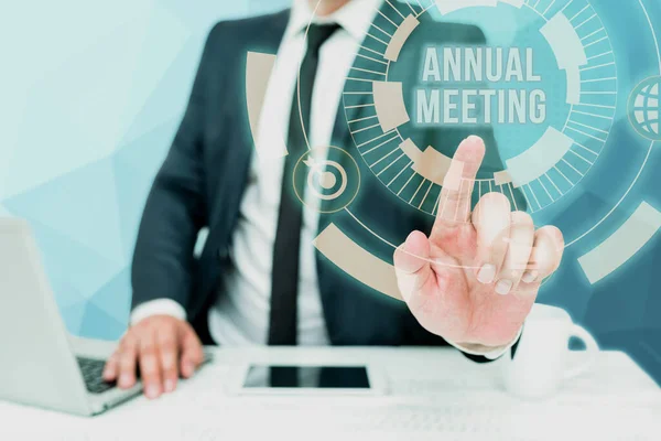 Signo de texto que muestra Reunión Anual. Palabra para programada anualmente para la discusión del futuro del negocio Bussiness Man Sitting Desk Laptop And Phone Pointing Futuristic Technology. —  Fotos de Stock