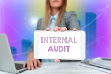 İç Denetleme 'yi gösteren bir işaret. Bir firmayı geliştirmeye yönelik tarafsız güvence sözcüğü, Ofiste Oturan İş Kadını Operasyonunun Geleceği Gösteren Fikirleri Göstermesidir.