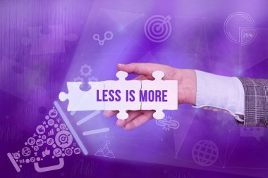 Metni daha az göstermek daha fazladır. Minimalist bir yaklaşımı ifade etmek için kullanılan iş fikri daha etkilidir. Kopya alanı ile ilham verici iş teknolojisi kavramı