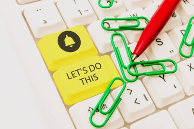 Görüntüleme metni yazılıyor. Kavramsal fotoğraf bir şeyi yapmayı kabul etmek ya da yapmak için Firewall Program Kodları, Daktilo Kuralları ve Yönetmelik Kitabı 'nı yazmak