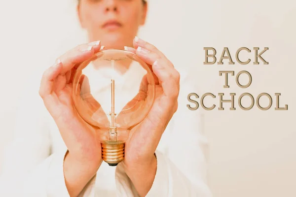 Conceptuele weergave Terug naar School. Word voor is de periode met betrekking tot het begin van een nieuw schooljaar Lady in outfit holding lamp met twee handen presenteren van nieuwe technologie ideeën — Stockfoto