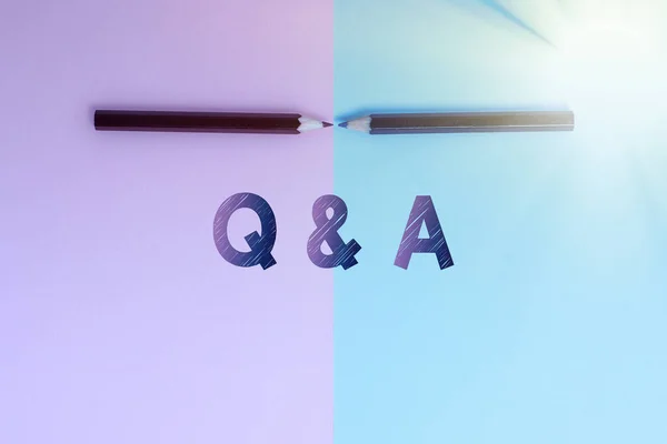 개념적 자막 Q 와 A. 개인 이 질문을 하고 서로 대답하는 사업 전반은 분리 된 색 배경에 대하여 Inward Outward 직면하는 두 객체 범위 — 스톡 사진