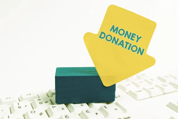 展示捐款的签名。商业综述向协会提供现金形式的慈善援助电脑笔记本电脑用于交流、输入新想法和制定计划 — 图库照片