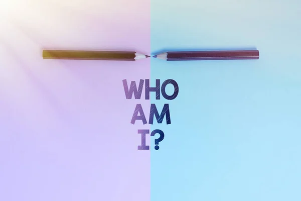Kavramsal manşet: "Ben kimim?" Kişisel kimlik ya da hayattaki bireysel bir amaç hakkında soru sormanın anlamı Ayrı Renkli Arkaplan 'da İç Yüze Bakılan İki Nesne — Stok fotoğraf