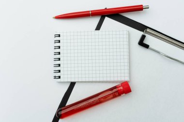 Virüs Farkındalığı Mesajı Yaymak, Enfeksiyon İlaçlarını Hazırlamak, Önemli Notlar Almak, Önleyici Tedbirler Almak, Tıbbi Bilgi Toplamak, Koruyucu Teçhizat Giymek