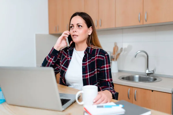 Dela med dig av dina erfarenheter Videoblogg, Lärande av nya kunskaper online, Virtual Class Meeting, Föreläsningar, Idéer för datorpresentation, Remote Office Work — Stockfoto