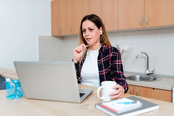 Sammanfattning av denna webbsida: Konferensdiskussion online, Digitala klassrumsidéer, Virtuella klassmöten, Föreläsningar, Idéer om datorpresentation, Fjärrkontorsarbete — Stockfoto