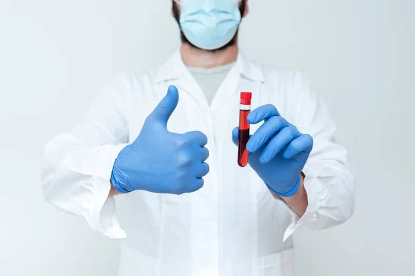Χημικός Παρουσιάζοντας Δείγμα Αίματος, Επιστήμονας Αναλύοντας Δείγμα Έρευνας, Εργαστήριο Ιδέες Πειράματος, Δίνοντας Διαλέξεις Μαθήματα, Εξηγώντας Επιστημονικά Προβλήματα — Φωτογραφία Αρχείου