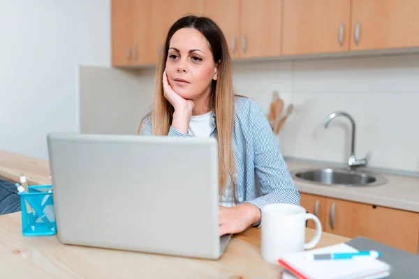 Dela med dig av dina erfarenheter Videoblogg, Lärande av nya kunskaper online, Virtual Class Meeting, Föreläsningar, Idéer för datorpresentation, Remote Office Work — Stockfoto