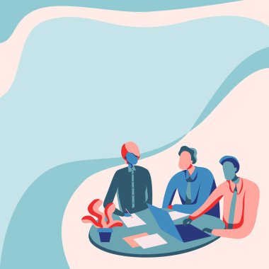 Meslektaşlar masada dizüstü bilgisayarla oturup sohbet eden kağıtları çiziyor. İş arkadaşları Not Defteri Bilgisayarını kullanarak Masa Çevresine Dinlenmek İçin Tasarım Yapıyor.