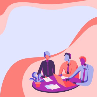 Meslektaşlar masada dizüstü bilgisayarla oturup sohbet eden kağıtları çiziyor. İş arkadaşları Not Defteri Bilgisayarını kullanarak Masa Çevresine Dinlenmek İçin Tasarım Yapıyor.