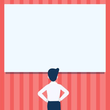 Adam boş bir tahtaya bakarak ayakta duran kalçaları çiziyor. Öğrenci Tasarım Stantları ve Eller Kalça Görünümlü Boş Tahtada.