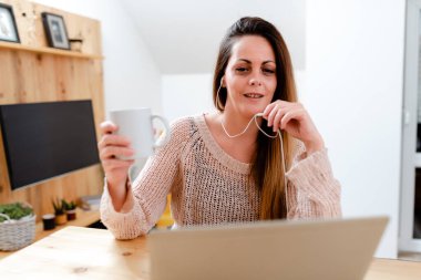 İnternet Video Sohbeti Konsepti, Soyut Uzun Mesafeli İlişki, Sanal Sınıf Toplantısı, Uzaktan Ofis Çalışması, Bilgisayar Sunumu, Ders Verme