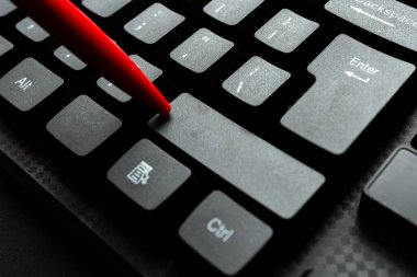 Eski Notlar Yeniden Yazılıyor, Metin Oyunları Oynanıyor, Daktilo Hızını Sınanıyor, Yazı Tutanakları Yazılıyor, Yeni Şiirler Yazılıyor, Arkadaşlarla Sohbet Eden Aile, Küresel İletişim