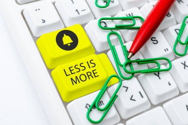 El yazısı daha az, daha çok demektir. Minimalist bir yaklaşımı ifade etmek için kullanılan iş fikri daha etkilidir. Firewall Program Kodları, Daktilo Kuralları ve Yönetmelik Kitabı Yazılıyor