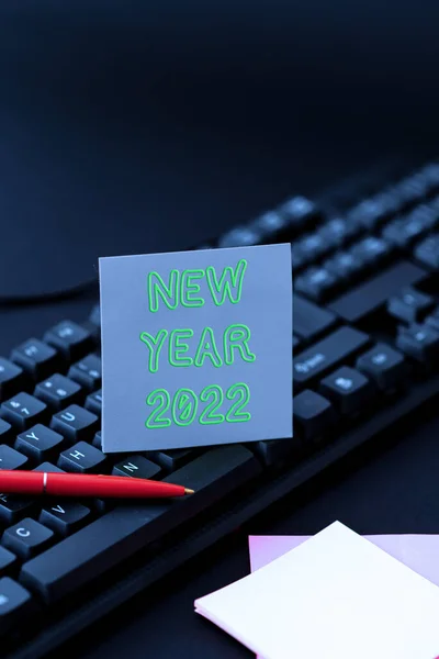 Escribir mostrando texto Año Nuevo 2022. Word Written on Greeting Celebrating Holiday Fresh Start Mejores deseos Conversión de notas escritas a datos digitales, escribiendo archivos de codificación importantes —  Fotos de Stock