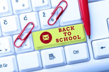 Okula Dönüş 'ü sunan metin başlığı. İş kavramı, Çevrimiçi Ağ Protokolleri Yazma, Yeni Güvenlik Duvarı Programı Oluşturma, yeni bir öğrenim yılının başlangıcıyla ilgili dönemdir.