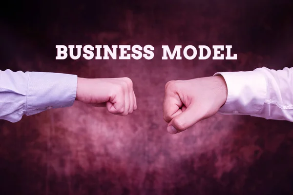 Handschrift Business Model. Woord voor model laat zien hoe een bedrijf werkt om meer winst te genereren Twee professionele goed geklede zakelijke zakenmannen Handdruk Binnen — Stockfoto