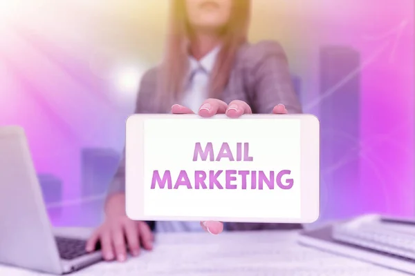 Firma visualizzazione Mail Marketing. Approccio commerciale inviare un messaggio commerciale per costruire una relazione con un acquirente Business Woman Sitting In Office Holding Mobile Visualizza idee futuristiche. — Foto Stock