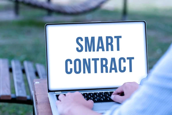 Texto de escritura a mano Smart Contract. Concepto que significa acuerdo digital para controlar la transferencia de monedas digitales Empleos en línea y trabajo Conexión remota de personas juntas — Foto de Stock