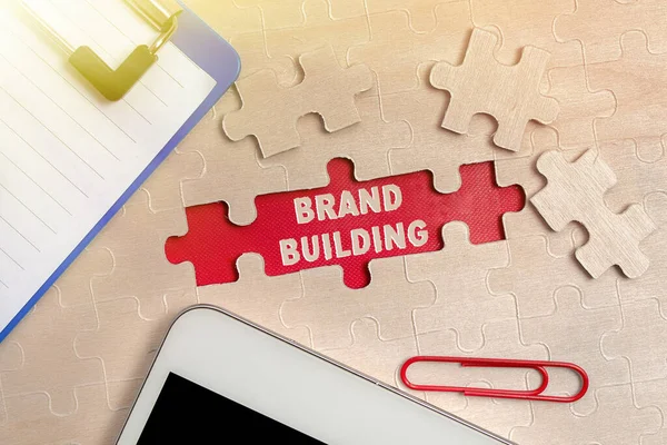 Segno di testo che mostra Brand Building. L'approccio aziendale che aumenta il cliente s è la conoscenza su un certo business Building An Infinished White Jigsaw Pattern Puzzle With Missing Last Piece — Foto Stock