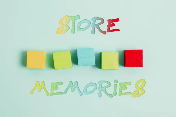 Texto que muestra inspiración Store Memories. Foto conceptual: un proceso de introducción y almacenamiento de datos previamente adquiridos Pila de cajas rectangulares de cubo de muestra en superficie pulida con multicolor — Foto de Stock