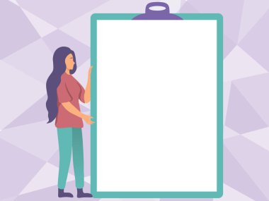 Yeni Anlamı Gösteren Büyük Boş Bir Pano Çizen Kadın. Genç bayan kocaman boş bir yazı tahtası kapıyor. Taze Bilgiler sunuyor..