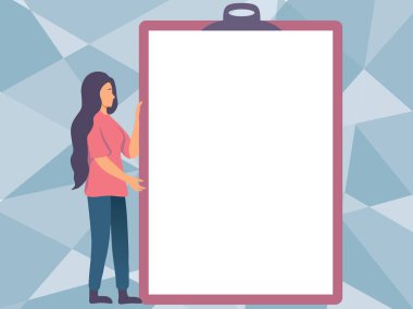 Yeni Anlamı Gösteren Büyük Boş Bir Pano Çizen Kadın. Genç bayan kocaman boş bir yazı tahtası kapıyor. Taze Bilgiler sunuyor..