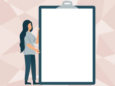 Yeni Anlamı Gösteren Büyük Boş Bir Pano Çizen Kadın. Genç bayan kocaman boş bir yazı tahtası kapıyor. Taze Bilgiler sunuyor..