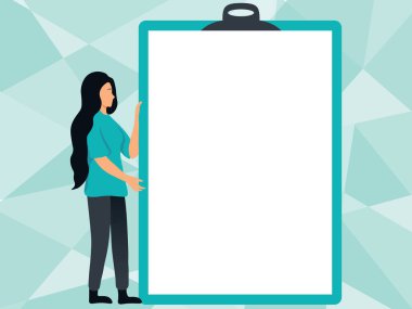 Yeni Anlamı Gösteren Büyük Boş Bir Pano Çizen Kadın. Genç bayan kocaman boş bir yazı tahtası kapıyor. Taze Bilgiler sunuyor..