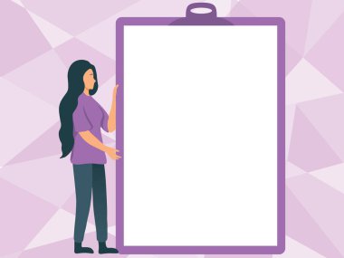 Yeni Anlamı Gösteren Büyük Boş Bir Pano Çizen Kadın. Genç bayan kocaman boş bir yazı tahtası kapıyor. Taze Bilgiler sunuyor..