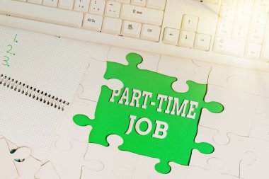 Part-time işi gösteren metin işareti. İş Genel Görünümü Serbest OJT Acemi Stint Sezonluk Binası Eksik Beyaz Testere Örnekleri Bulmacası