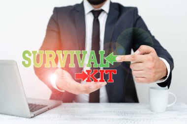 Kavramsal manşet Hayatta Kalma Kiti. Uzaktan Ofis Çalışmaları Çevrimiçi İş Planı ve Tasarımları Sunumuna yardımcı olacak konsept fotoğraf acil durum ekipmanları koleksiyonu