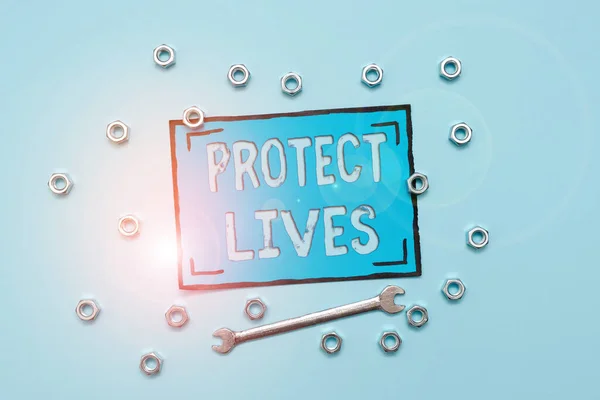 Jelzés megjelenítése Protect Lives. Üzleti ötlet, hogy fedezze vagy védje a kitettség sérülés vagy megsemmisülés Karbantartó eszközök és berendezések Szerelő és mérnök javítás — Stock Fotó