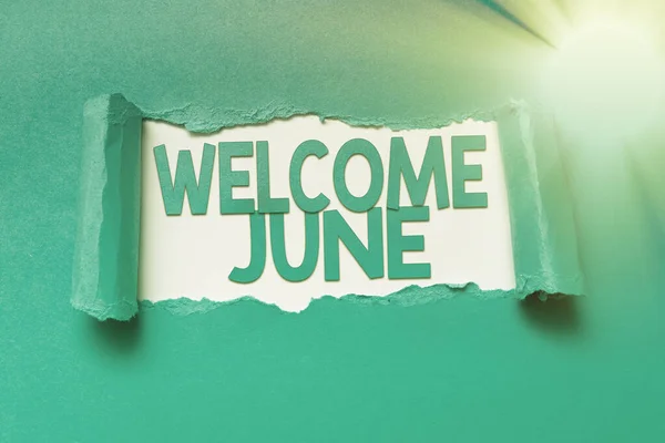 Fogalmi felirat Üdvözöljük June. Business showcase Naptár hatodik hónap Második negyedév Harminc nap Üdvözlet A könny a lapon hátteret tár fel az első oldal mögött — Stock Fotó