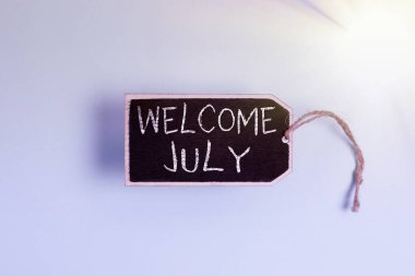 Hoş geldin Temmuz 'unu sunan metin başlığı. Takvim için kelime Yedinci Ay 31 gün Üçüncü Çeyrek Yeni Sezon Boş Etiket Koleksiyonu Bilgi Etiketi İfadesi İşareti İfadesiyle Bağlı