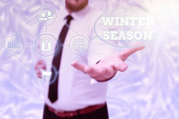 冬の季節を示すインスピレーション。温度の大きな低下によってマークされた今年のビジネスアプローチ寒い季節ジェントルマン統一立ちます新しい未来技術を保持. — ストック写真
