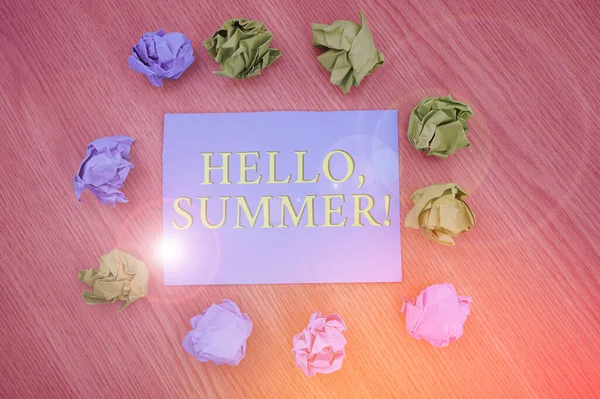 サインを示すインスピレーションこんにちは、夏。今年の暑い季節が経験されたときに使用されるビジネスショーケース挨拶カラフルな紙ハート型カードを取り巻く円形のパターン. — ストック写真