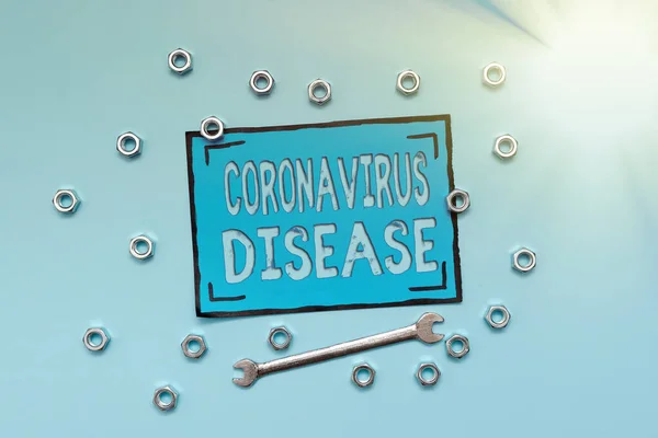 Πινακίδα γραφής χεριών Νόσος του Coronavirus. Επιχειρηματική έννοια ορίζεται ως ασθένεια που προκαλείται από ένα νέο ιό SARSCoV2 Εργαλεία συντήρησης και Εξοπλισμοί Μηχανική και Μηχανικός Επισκευές — Φωτογραφία Αρχείου