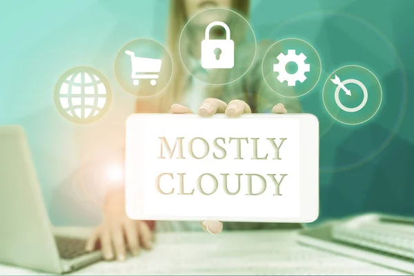 Tekst bijschrift presenteren Meestal bewolkt. Zakelijke aanpak Shadowy Vaporous Foggy Fluffy Nebulous Clouds Skyscape Zakelijke vrouw Zittend in Office Holding Mobile Weergave Futuristische ideeën. — Stockfoto