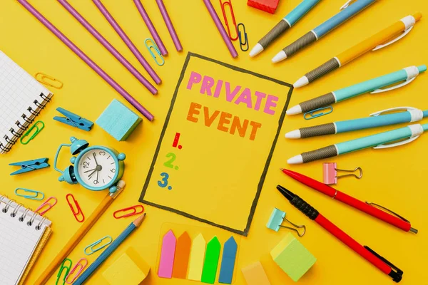 Firma mostrando Evento Privado. Concepto que significa reservaciones exclusivas RSVP Invitational Seated Flashy School and Office Supplies Colecciones brillantes de enseñanza y aprendizaje —  Fotos de Stock