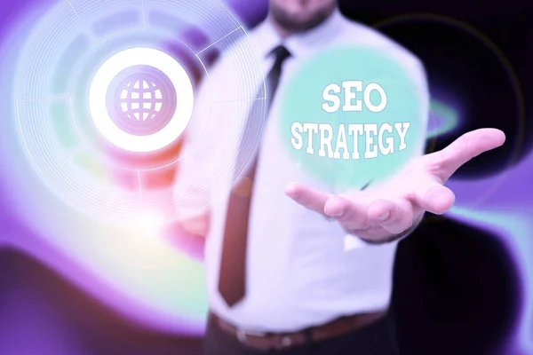 Tekst weergeven Seo Strategy. Bedrijfsconcept Technieken en tactieken om de bezoekers van een website te vergroten Gentelman Uniform Standing Holding New Futuristic Technologies. — Stockfoto