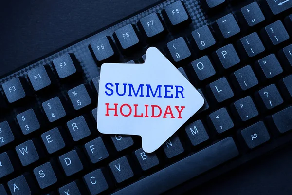 夏休みのインスピレーションを示すテキスト。リラックスして楽しい夏の特別な期間のための単語新しいプログラミングコードに入る,感情的な短編小説を入力します。 — ストック写真
