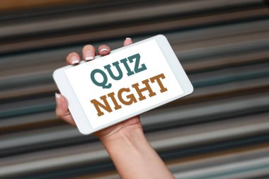 Mesaj işareti Quiz Night 'ı gösteriyor. Bireylerin ses ve video arama yetenekleri arasındaki kavramsal fotoğraf akşam testi bilgi yarışması insanları bir araya getiriyor