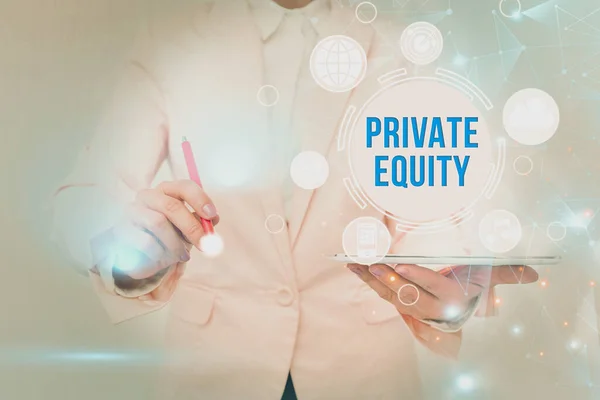 Υπογραφή εμφάνισης Private Equity. Internet Concept περιορισμένες συνεργασίες που αποτελούνται από κεφάλαια που δεν αποτελούν αντικείμενο δημόσιας διαπραγμάτευσης Business Woman Touching Futuristic Virtual Display Holographic Interface. — Φωτογραφία Αρχείου